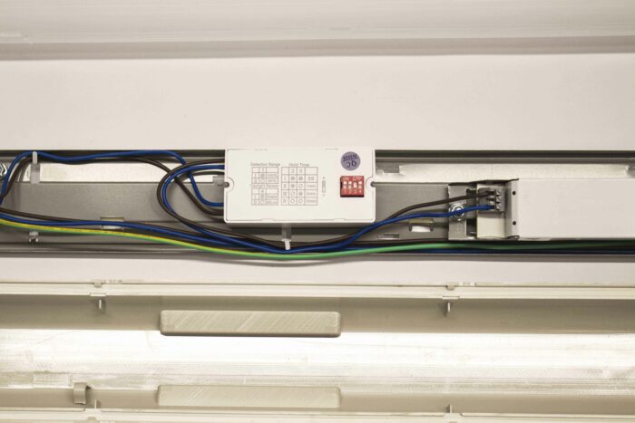 Réglette LED étanche 150 cm 65 W avec détecteur – Image 3